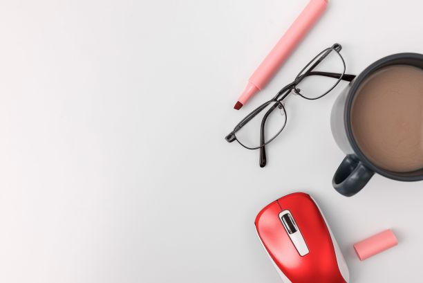 办公桌上的办公用品有键盘，眼镜和咖啡杯，学校公用设施图片下载