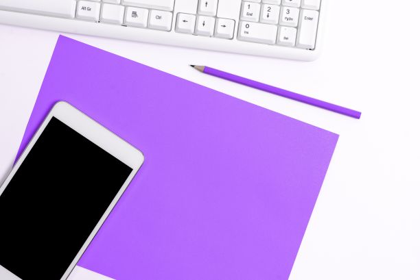 办公文具，记事本，尺子，订书机，剪刀，回形针，夹子，夹板，放在桌子上面图片下载