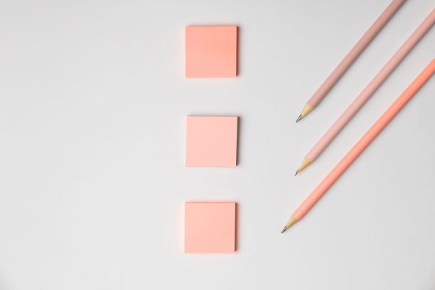 办公桌上的办公用品有键盘，眼镜和咖啡杯，学校公用设施图片下载