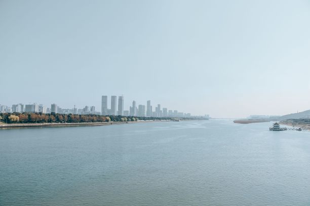 以城市天际线为背景的河流的美丽照片图片下载