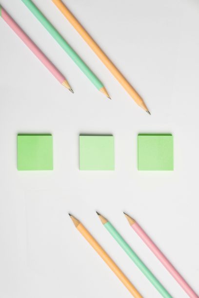 办公桌上的办公用品有键盘，眼镜和咖啡杯，学校公用设施图片下载