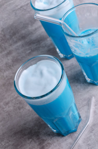 蓝色奶油饮料加泡沫图片下载