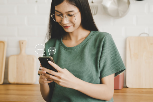 使用智能手机的妇女。在线实时聊天聊天应用通信数字媒体网站和社交网络图片下载