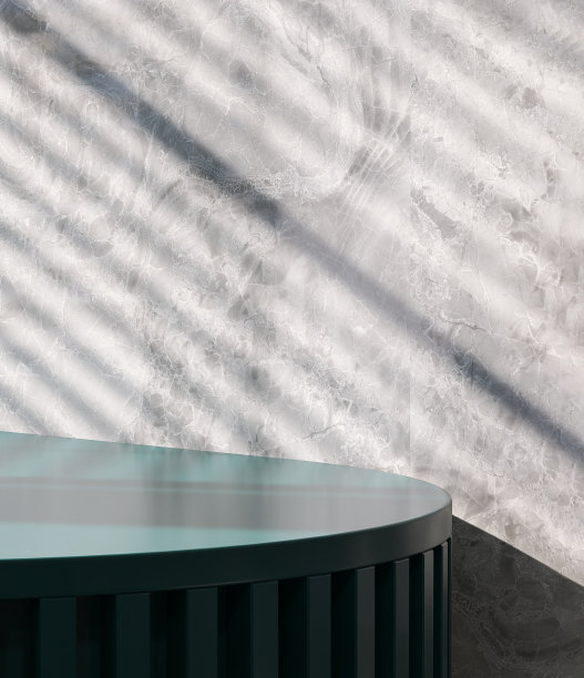 现代和最小的圆形绿色台台台与阳光和阴影的百叶窗在大理石墙上图片下载