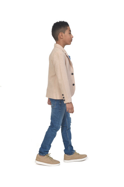 在白色背景下行走的青少年图片下载