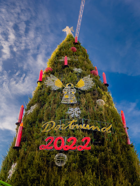 圣诞树上装饰着新年的天使图片下载