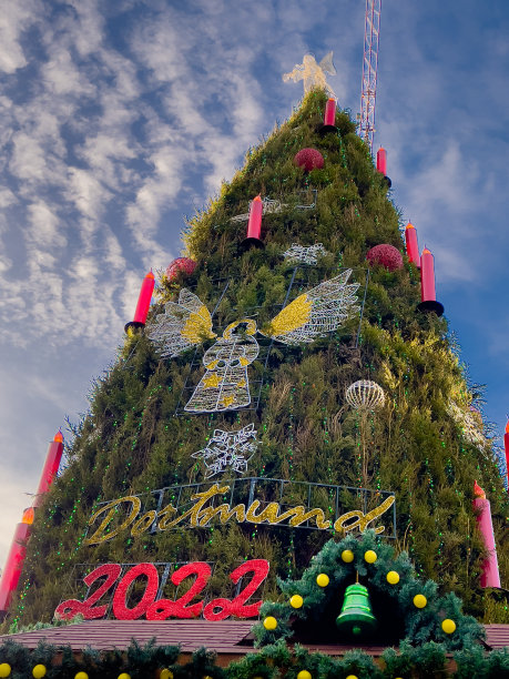 圣诞树上装饰着新年的天使图片下载