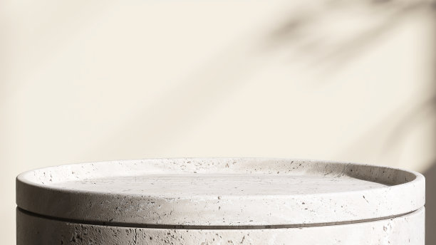 最小的白色花岗岩讲台与斑驳的阳光和叶影在奶油墙背景图片下载