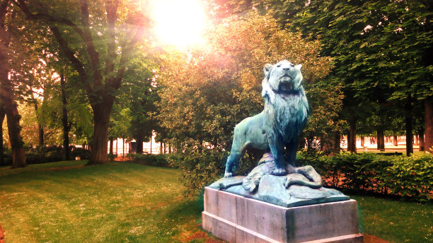 狮子雕像，卢森堡公园在巴黎，法国。Nubie的狮子图片下载