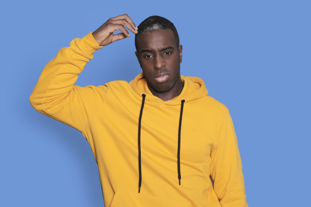 一个黑人指着他图片下载