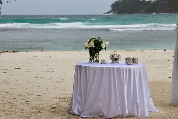 这是在拉迪格岛海岸拍摄的一张婚礼桌子的美丽照片图片下载