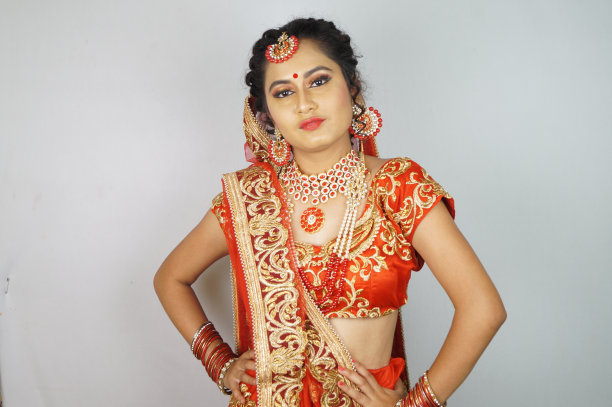 严肃的印度新娘浓妆，穿着传统的印度新娘服装，摆姿势图片下载