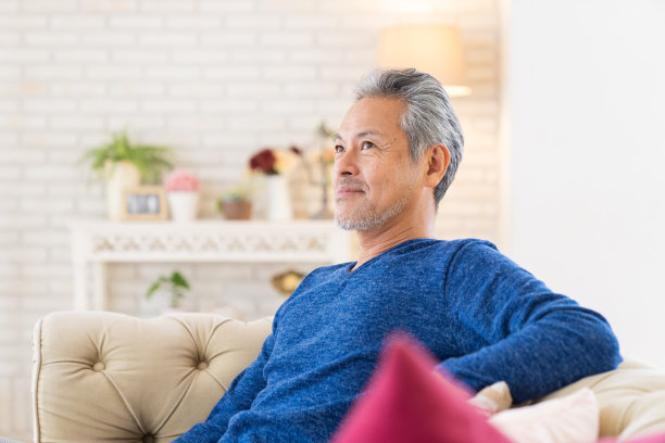 老人在房间里休息图片下载