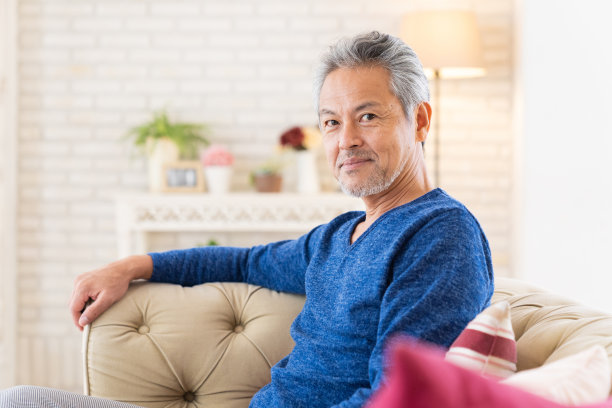 老人在房间里休息图片下载