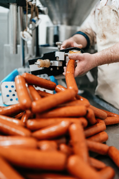 肉类加工厂。香肠。图片下载