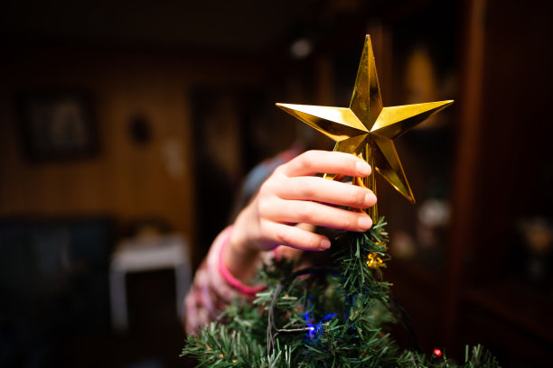 女孩在装饰圣诞树图片下载