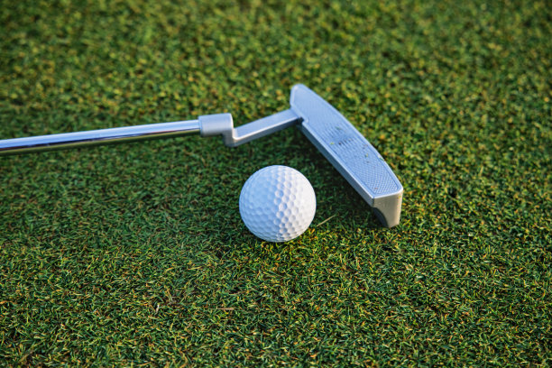 高尔夫球场绿草如茵图片下载