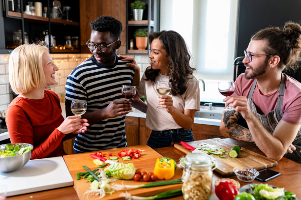 各种各样的年轻人在家里举办节日派对，准备食物，喝酒，聊天，享受图片下载