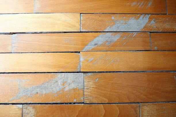 旧的、有划痕的拼花地板需要维护。镶木地板因长期使用而被划痕损坏了图片下载