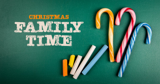 圣诞家庭时间。黑板背景上的文字和拐杖糖图片下载