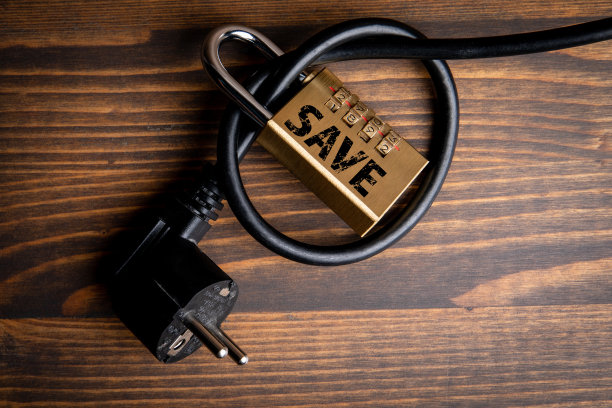 节约的概念。木制背景上的电缆和挂锁图片下载