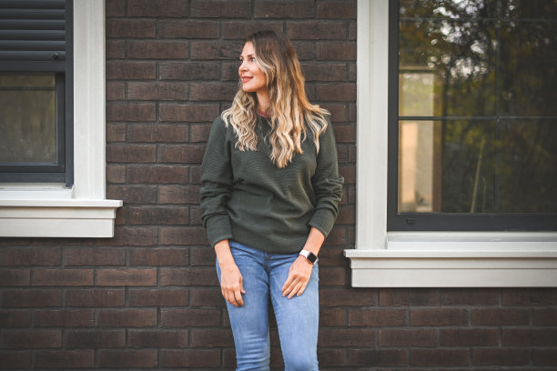 美丽的女人和她的小屋图片下载