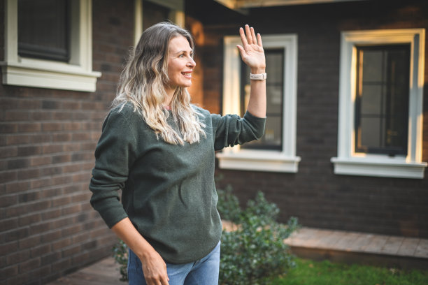 美丽的女人和她的小屋图片下载
