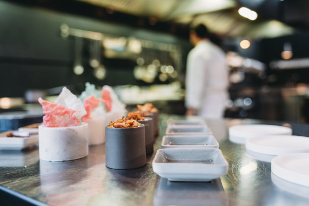 厨师正在餐厅的厨房里准备食物图片下载