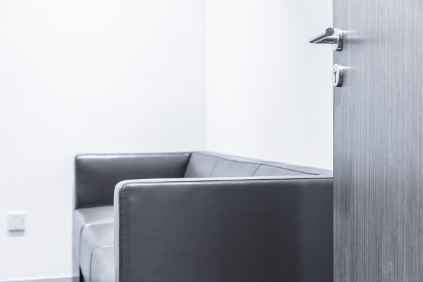 木门，皮沙发，黑白效果图片下载