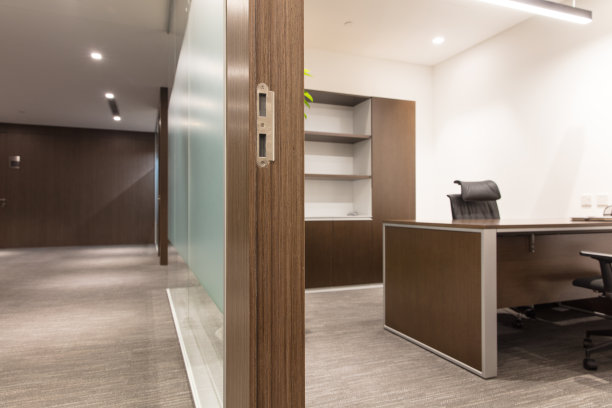 空荡荡的现代化办公室，宽敞明亮图片下载