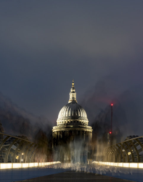 雾天泰晤士河上的千禧桥图片下载