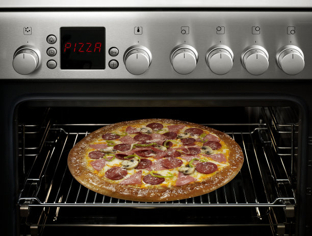 烤箱中的披萨图片下载
