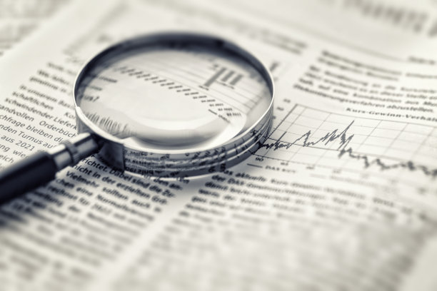 检查金融和股票市场数据图片下载