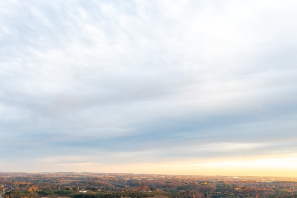 秋天的天空在早晨，伍德布里奇，加拿大图片下载