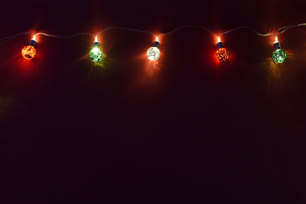 黑暗中的圣诞彩灯图片下载