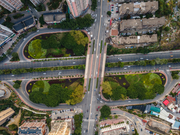 城市交通回旋处的鸟瞰图图片下载