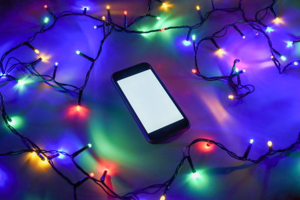 配有圣诞彩灯的智能手机图片下载