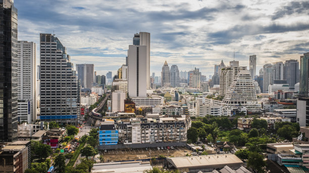 曼谷城市天际线的Silom路，沙通商业区的城市景观在白天，高角度观看BTS空中列车城市交通，泰国图片下载