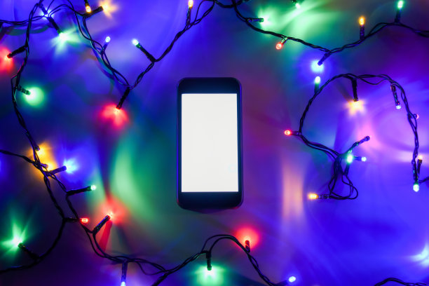 配有圣诞彩灯的智能手机图片下载