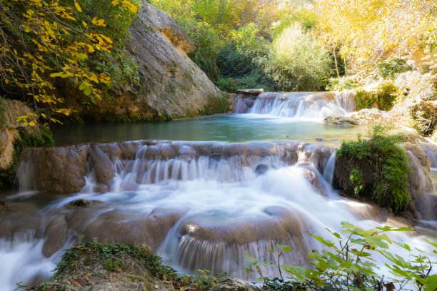 瀑布背景照片创造的小溪在森林中流动图片下载