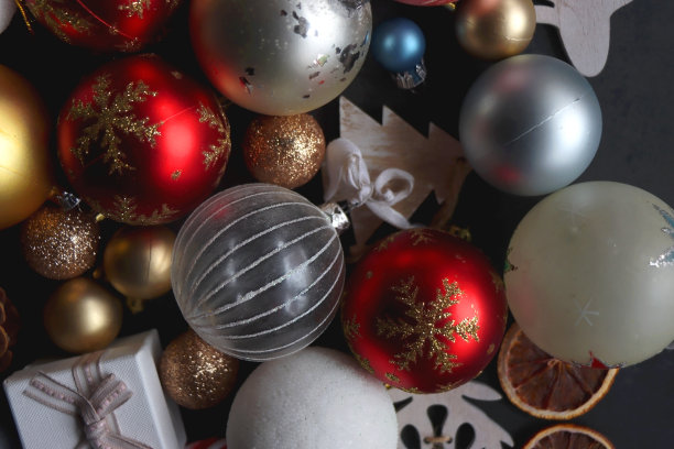 黑色背景的圣诞装饰品图片下载