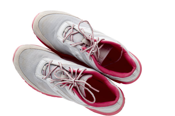 一双运动鞋孤立在白色的背景上图片下载