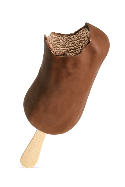 咬过的冰棍冰淇淋棒，巧克力涂层孤立在白色。图片下载