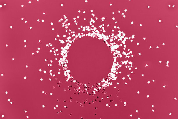 背景旗帜的酒红色与彩纸星星。2023年的颜色。万岁。洋红色。图片下载