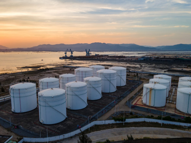 日落时海岸港口油库的鸟瞰图图片下载