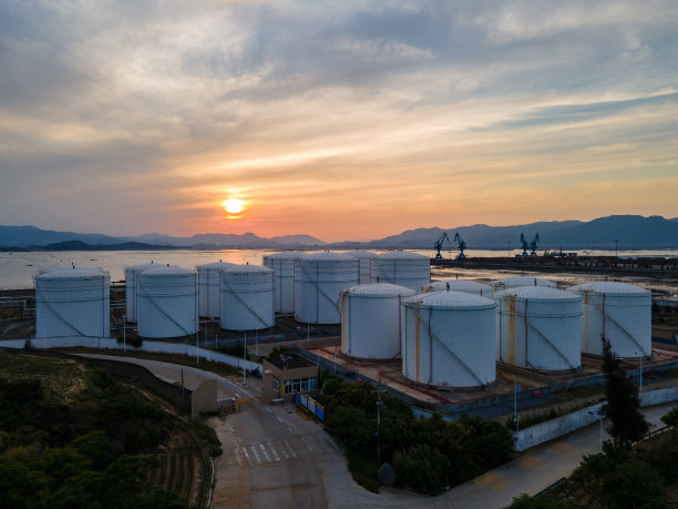 日落时海岸港口油库的鸟瞰图图片下载