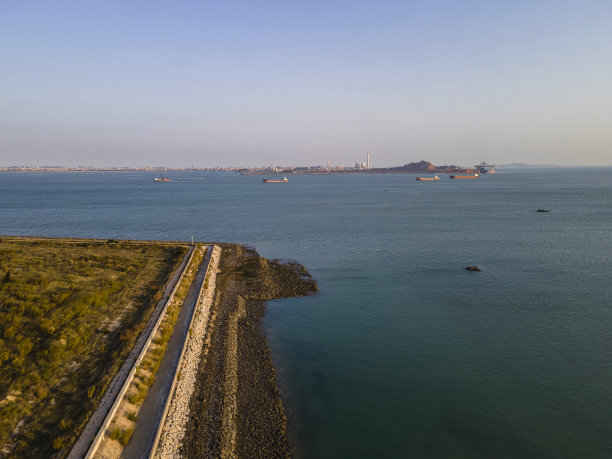 海上和远处化工厂的航拍照片图片下载