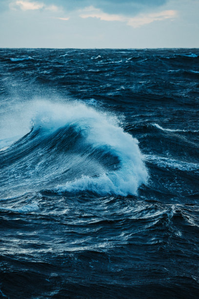 波涛汹涌的大海和海浪从一艘船图片下载