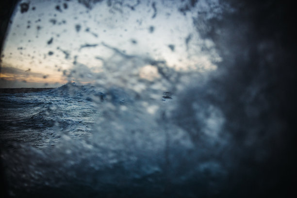 大海的形状:波浪撞击图片下载