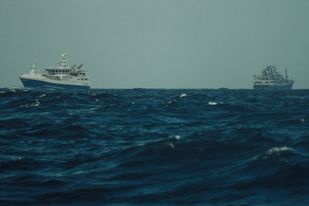 在波涛汹涌的海面上航行的渔船图片下载